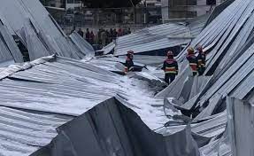 Ισημερινός: Τραγωδία με κατάρρευση οροφής αθλητικού κέντρου λόγω  χαλαζόπτωσης - flashstars.gr