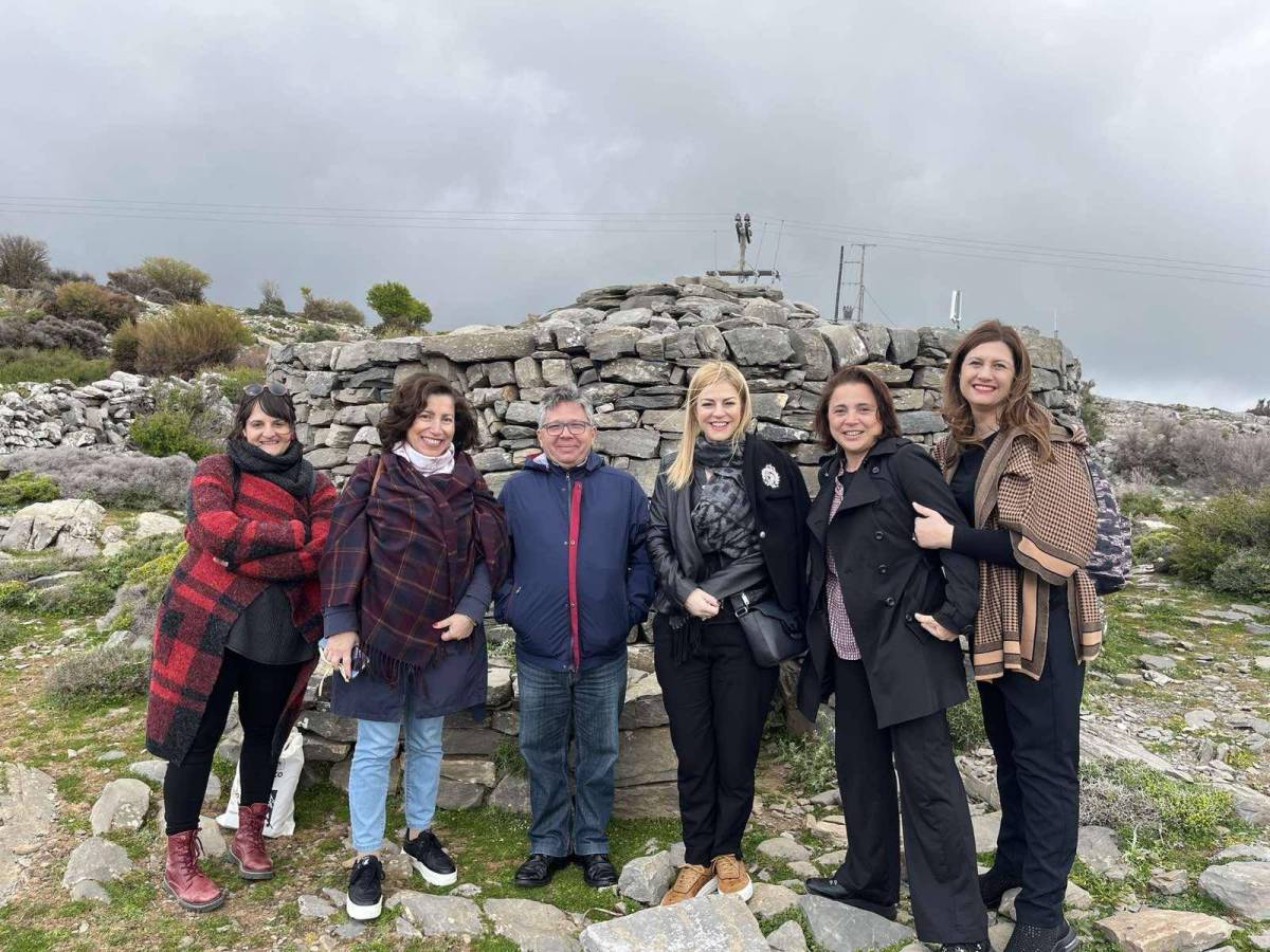 Εικόνα που περιέχει άτομο, ουρανός, χορτάρι, εξωτερικός χώρος/ύπαιθρος

Περιγραφή που δημιουργήθηκε αυτόματα