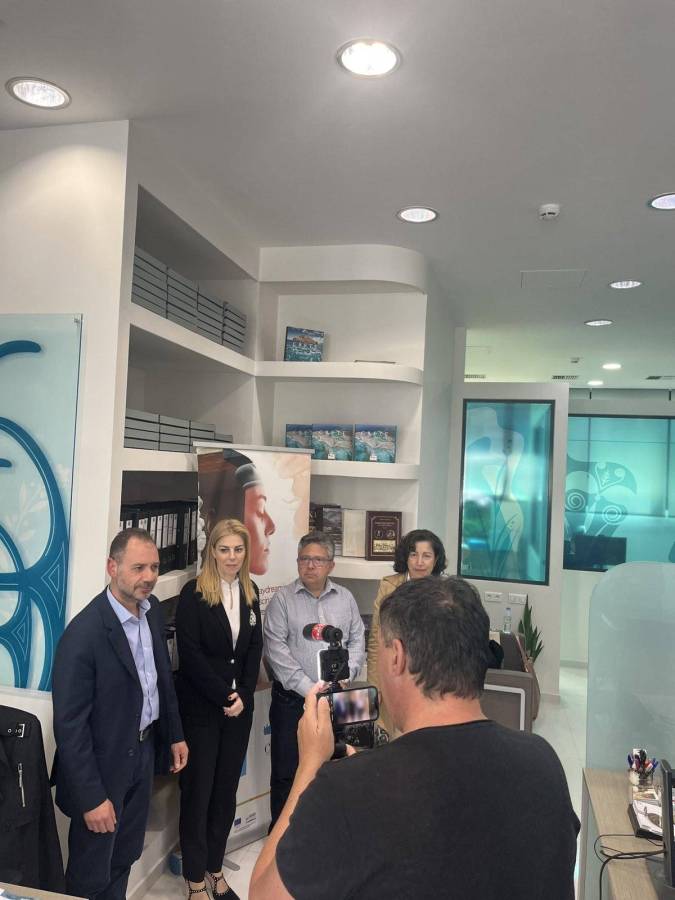 Εικόνα που περιέχει κείμενο, άτομο, οροφή, όρθιο

Περιγραφή που δημιουργήθηκε αυτόματα