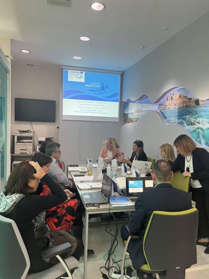 Εικόνα που περιέχει κείμενο, οροφή, σκηνή, δωμάτιο

Περιγραφή που δημιουργήθηκε αυτόματα