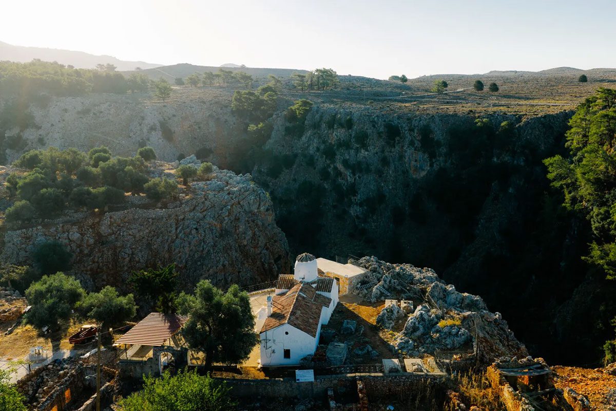 Ο ναός του Αρχαγγέλου Μιχαήλ, χτισμένος τον 14ο αιώνα πάνω σε ερείπια παλαιοχριστιανικής βασιλικής